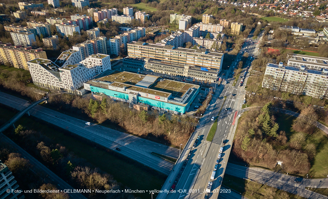 07.01.2023 - Luftbilder vom Plettzentrum mit Montessori Schule in Neuperlach